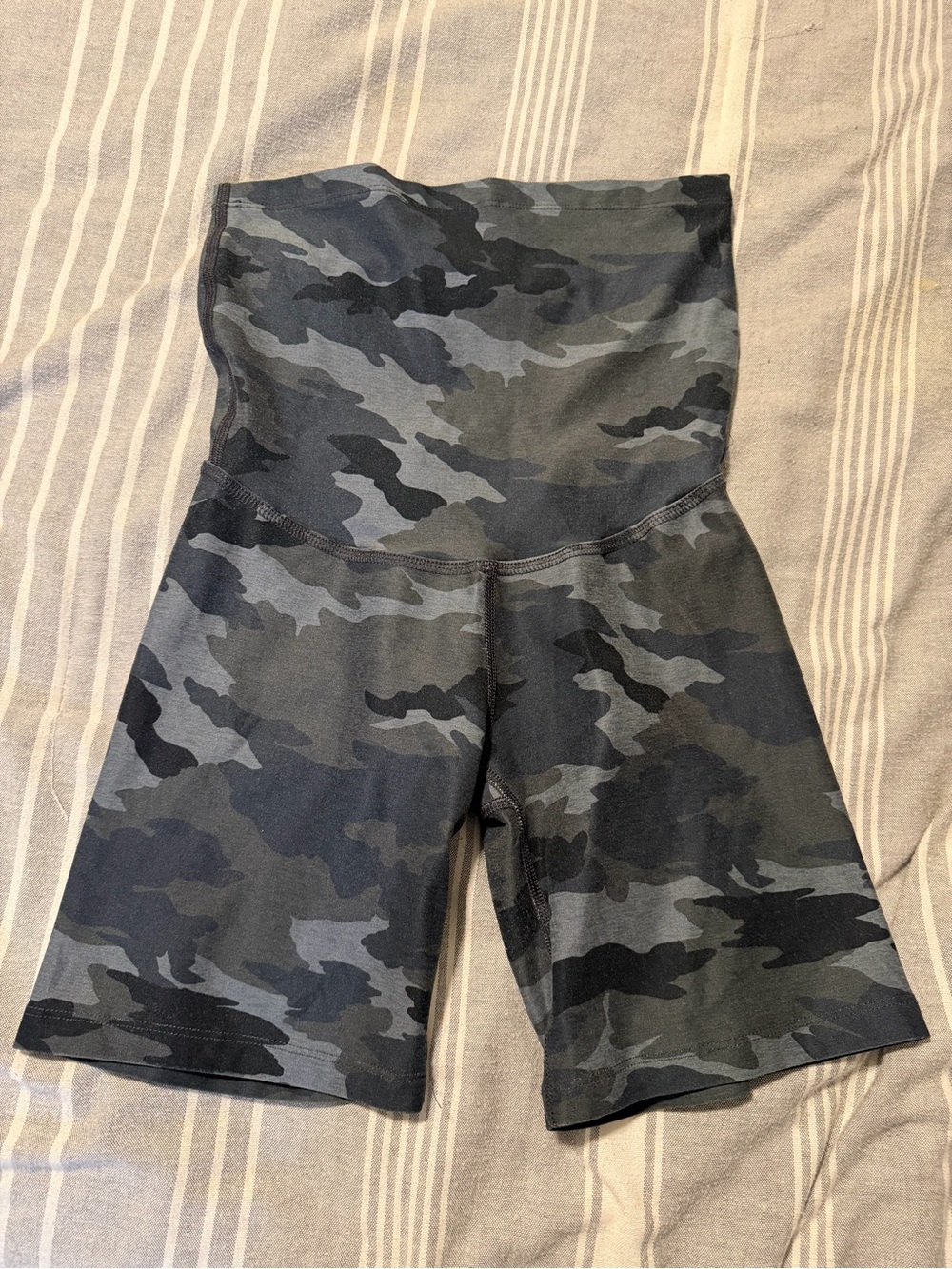 Beyond the Bump by Beyond Yoga Camo Maternity Bike Shorts, size Small.